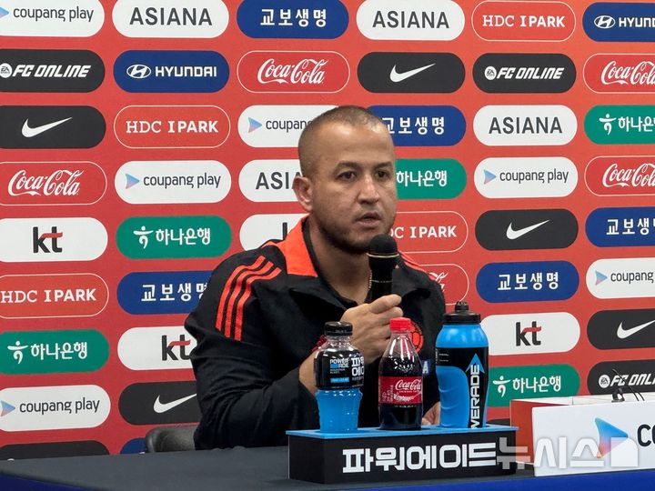 [용인=뉴시스]콜롬비아 여자축구대표팀 앙헬로 마르실리아 감독. (사진=안경남 기자)