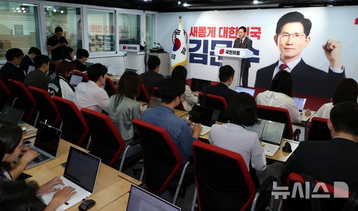 [서울=뉴시스] 조성봉 기자 = 장동혁 국민의힘 중앙선거대책위원회 종합상황실장이 2일 오전 서울 여의도 중앙당사에서 열린 긴급 현안 기자회견에서 '짐 로저스 이재명 후보 지지선언 진위 논란' 등에 대해 발언을 하고 있다. 2025.06.02. suncho21@newsis.com