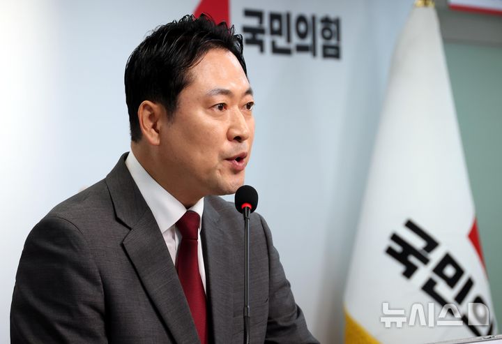 [서울=뉴시스] 조성봉 기자 = 장동혁 국민의힘 중앙선거대책위원회 종합상황실장이 2일 오전 서울 여의도 중앙당사에서 열린 긴급 현안 기자회견에서 '짐 로저스 이재명 후보 지지선언 진위 논란' 등에 대해 발언을 하고 있다. 2025.06.02. suncho21@newsis.com