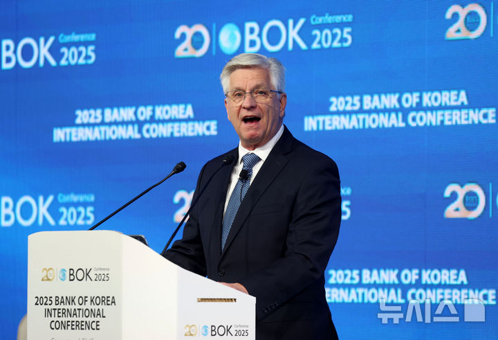[서울=뉴시스] 홍효식 기자 = 크리스토퍼 월러 미국 연방준비제도 이사가 2일 서울 중구 한국은행에서 열린 2025년 BOK 국제컨퍼런스에서 오프닝세션 기조연설을 하고 있다. 2025.06.02. yesphoto@newsis.com