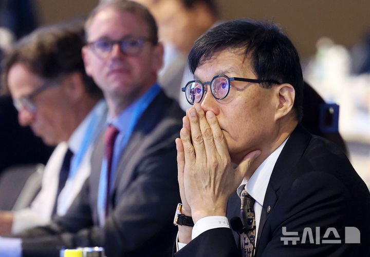[서울=뉴시스] 홍효식 기자 = 이창용 한국은행 총재가 2일 서울 중구 한국은행에서 열린 2025년 BOK 국제컨퍼런스에서 생각에 잠겨있다. 2025.06.02. yesphoto@newsis.com