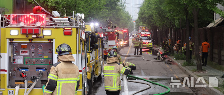 [인천=뉴시스] 전진환 기자 = 2일 오전 화재가 발생한 인천 서구의 한 금속제품 제조공장에서 소방관들이 화재 진화를 하고 있다. 2025.06.02. amin2@newsis.com