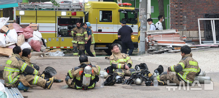 [인천=뉴시스] 전진환 기자 = 2일 오전 화재가 발생한 인천 서구의 한 금속제품 제조공장에서 화재를 진화한 소방관들이 공장 한 켠에 주저앉아 휴식을 취하고 있다. 2025.06.02. amin2@newsis.com