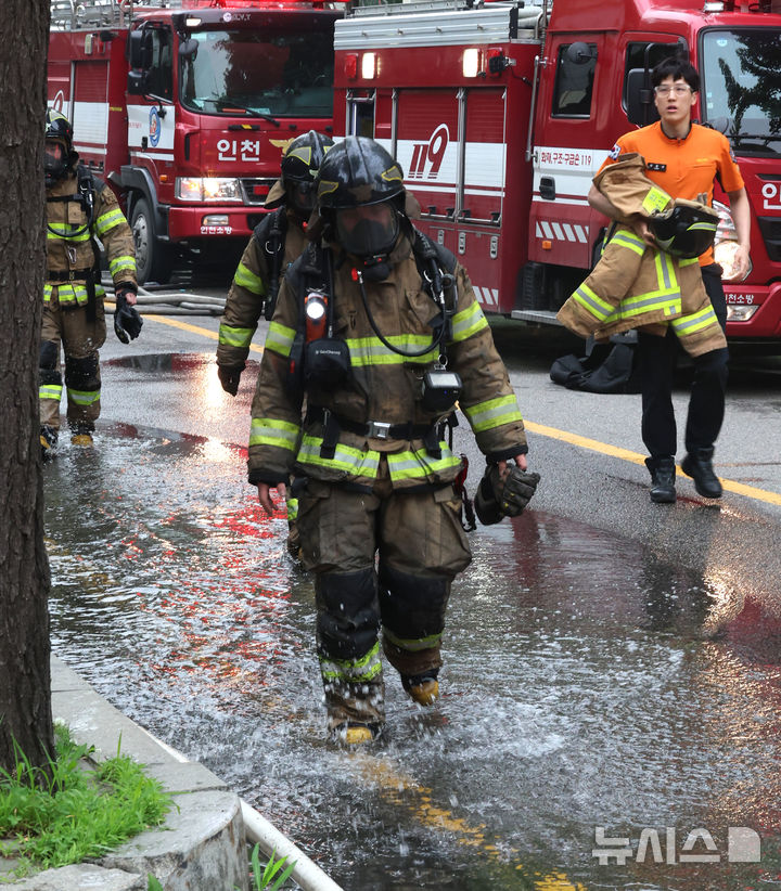 [인천=뉴시스] 전진환 기자 = 2일 오전 화재가 발생한 인천 서구의 한 금속제품 제조공장 앞 도로에서 화재를 진화한 소방관들이 이동하고 있다. 2025.06.02. amin2@newsis.com