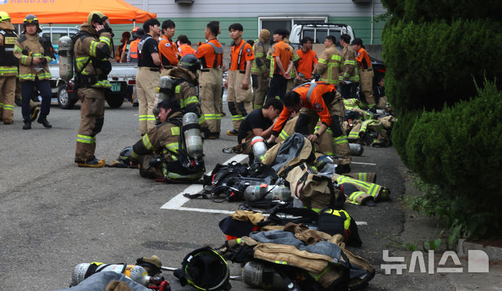 [인천=뉴시스] 전진환 기자 = 2일 오전 화재가 발생한 인천 서구의 한 금속제품 제조공장 인근에서 화재를 진화한 소방관들이 바닥에 앉아 휴식을 취하고 있다. 2025.06.02. amin2@newsis.com