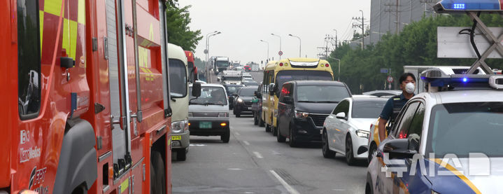 [인천=뉴시스] 전진환 기자 = 2일 오전 화재가 발생한 인천 서구의 한 금속제품 제조공장 인근 도로에서 차량들이 정체되고 있다. 2025.06.02. amin2@newsis.com