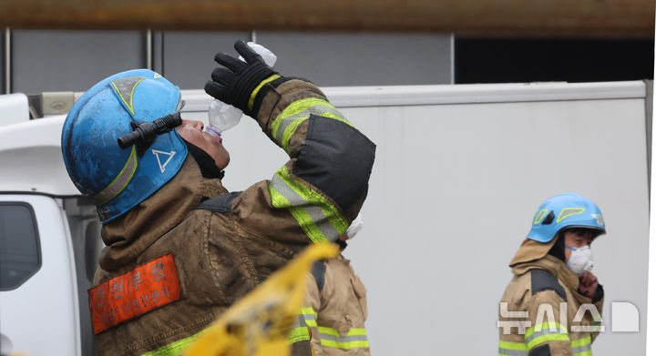 [인천=뉴시스] 전진환 기자 = 2일 오전 화재가 발생한 인천 서구의 한 금속제품 제조공장에서 화재를 진화한 한 소방관이 물을 마시고 있다. 2025.06.02. amin2@newsis.com