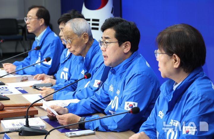 [서울=뉴시스] 조성봉 기자 = 박찬대 진짜대한민국 중앙선거대책위원회 상임총괄선거대책위원장이 2일 오전 서울 여의도 더불어민주당 중앙당사에서 열린 중앙선거대책위원회의에서 발언을 하고 있다.&nbsp; 2025.06.02. suncho21@newsis.com