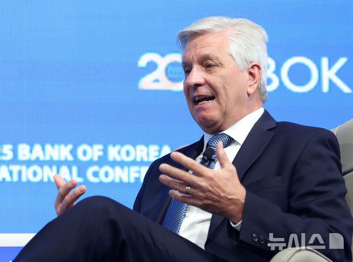 [서울=뉴시스] 홍효식 기자 = 크리스토퍼 월러 미국 연방준비제도 이사가 지난 6월 2일 서울 중구 한국은행에서 열린 2025년 BOK 국제컨퍼런스에서 이창용 한국은행 총재와 미국 경제 전망과 다양한 통화정책 이슈에 대해 대담하고 있다. 2025.11.18. yesphoto@newsis.com