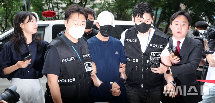 [서울=뉴시스] 김선웅 기자 = 서울 지하철 5호선 열차에 불을 지른 60대 남성 원 모씨가 2일 서울 양천구 서울남부지법에서 열린 현존전차방화치상 혐의 구속 전 피의자심문(영장실질심사)에 출석하고 있다.원 씨는 지난달 31일 여의나루역~마포역 터널 구간을 달리던 열차 안에서 휘발유를 뿌리고 옷가지에 불을 붙여 방화한 혐의를 받고 있다. 2025.06.02. mangusta@newsis.com