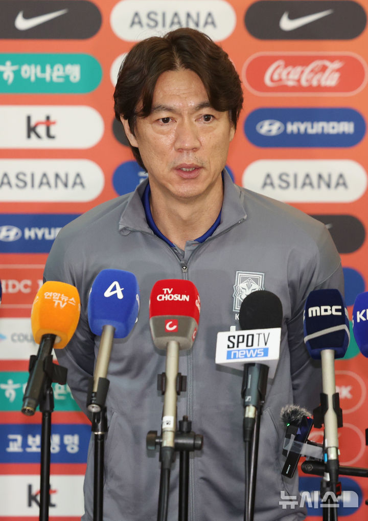 [인천공항=뉴시스] 김진아 기자 = 축구대표팀 홍명보 감독이 2일 2026 국제축구연맹(FIFA) 북중미 월드컵 아시아 3차 예선을 치르기 위해 인천국제공항에서 이라크로 출국하기 앞서 취재진의 질문에 답하고 있다. 2025.06.02. bluesoda@newsis.com