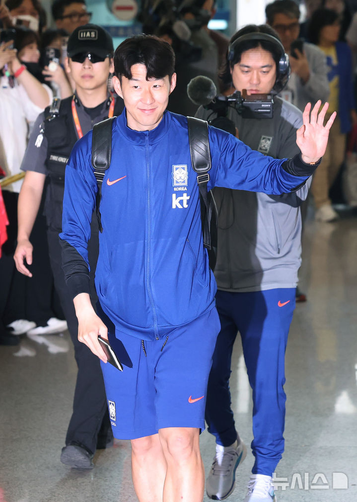 [인천공항=뉴시스] 김진아 기자 = 축구대표팀 손흥민이 2일 2026 국제축구연맹(FIFA) 북중미 월드컵 아시아 3차 예선을 치르기 위해 인천국제공항에서 이라크로 출국하고 있다. 2025.06.02. bluesoda@newsis.com