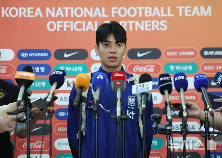 [인천공항=뉴시스] 김진아 기자 = 축구대표팀 전진우가 2일 2026 국제축구연맹(FIFA) 북중미 월드컵 아시아 3차 예선을 치르기 위해 인천국제공항에서 이라크로 출국하기 앞서 취재진의 질문에 답하고 있다. 2025.06.02. bluesoda@newsis.com