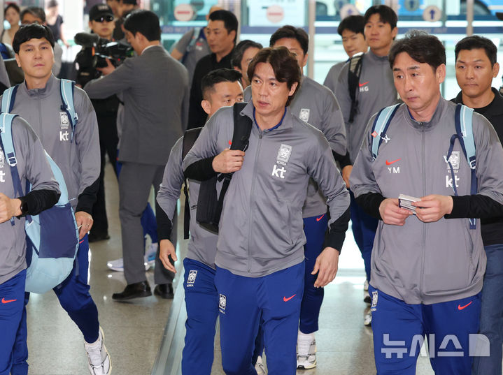 [인천공항=뉴시스] 김진아 기자 = 축구대표팀 홍명보 감독이 2일 2026 국제축구연맹(FIFA) 북중미 월드컵 아시아 3차 예선을 치르기 위해 인천국제공항에서 이라크로 출국하고 있다. 2025.06.02. bluesoda@newsis.com