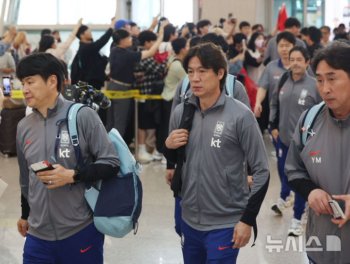 [인천공항=뉴시스] 김진아 기자 = 축구대표팀 홍명보 감독이 2026 국제축구연맹(FIFA) 북중미 월드컵 아시아 3차 예선을 치르기 위해 2일 인천국제공항에서 이라크로 출국하고 있다. 2025.06.02. bluesoda@newsis.com