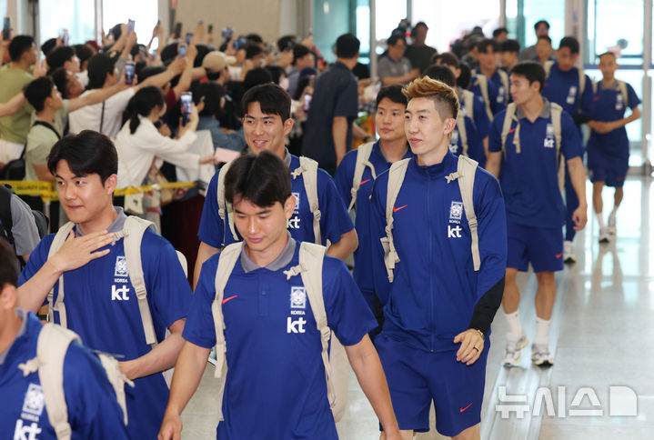 [인천공항=뉴시스] 김진아 기자 = 축구대표팀 조현우와 선수들이 2026 국제축구연맹(FIFA) 북중미 월드컵 아시아 3차 예선을 치르기 위해 2일 인천국제공항에서 이라크로 출국하고 있다. 2025.06.02. bluesoda@newsis.com