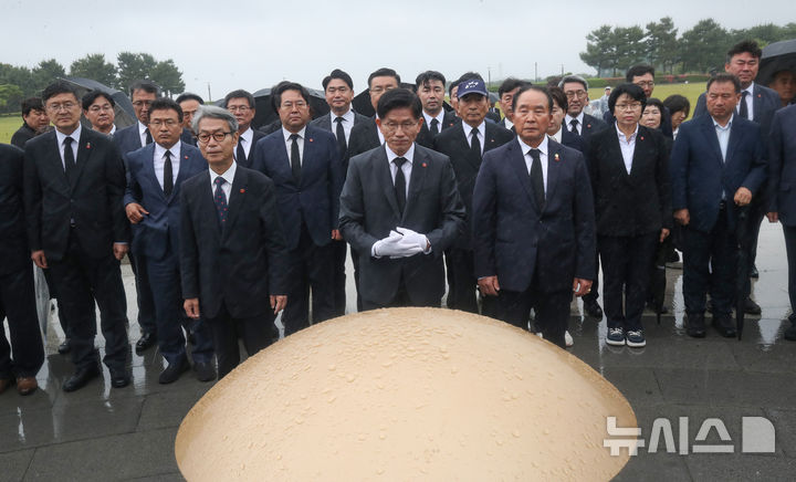 [제주=뉴시스] 우장호 기자 = 김문수 국민의힘 대선 후보가 2일 오전 제주시 봉개동 제주4·3평화공원을 방문해 머리를 숙이지 않은채 희생자 영령에 참배하고 있다. (제주도사진기자회) 2025.06.02. woo1223@newsis.com