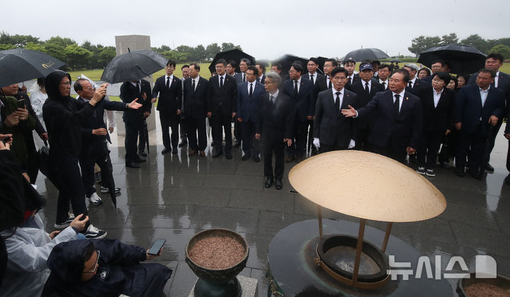 [제주=뉴시스] 우장호 기자 = 김문수 국민의힘 대선 후보가 2일 오전 제주시 봉개동 제주4·3평화공원에서 참배하기 전 희생자 유가족의 항의를 받고 있다. (제주도사진기자회) 2025.06.02. woo1223@newsis.com