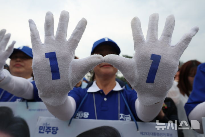 [서울=뉴시스] 고승민 기자 = 2일 서울 북서울꿈의숲 서문광장에서 열린 이재명 더불어민주당 대선 후보의 유세에서 단원들이 응원을 하고 있다. 2025.06.02. kkssmm99@newsis.com