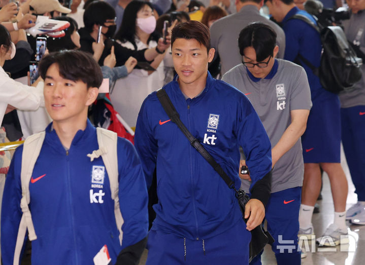 [인천공항=뉴시스] 김진아 기자 = 축구대표팀 황인범, 황희찬이 2026 국제축구연맹(FIFA) 북중미 월드컵 아시아 3차 예선을 치르기 위해 2일 인천국제공항에서 이라크로 출국하고 있다. 2025.06.02. bluesoda@newsis.com