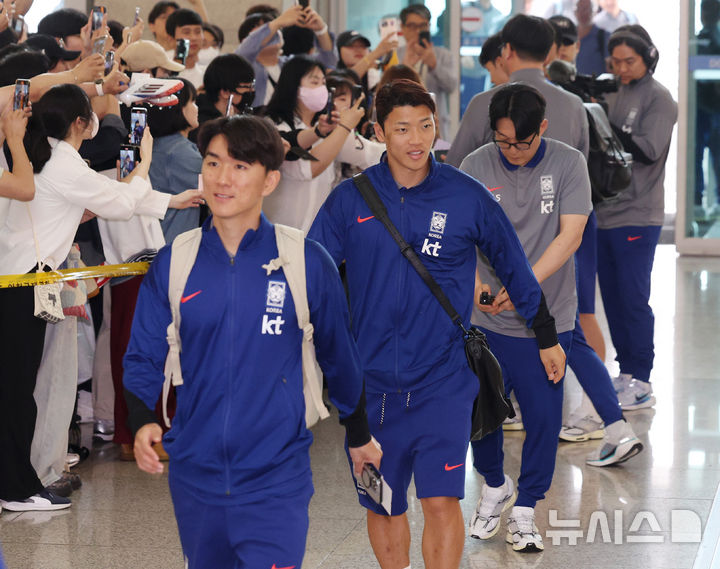 [인천공항=뉴시스] 김진아 기자 = 축구대표팀 황인범과 황희찬이 2026 국제축구연맹(FIFA) 북중미 월드컵 아시아 3차 예선을 치르기 위해 2일 인천국제공항에서 이라크로 출국하고 있다. 2025.06.02. bluesoda@newsis.com