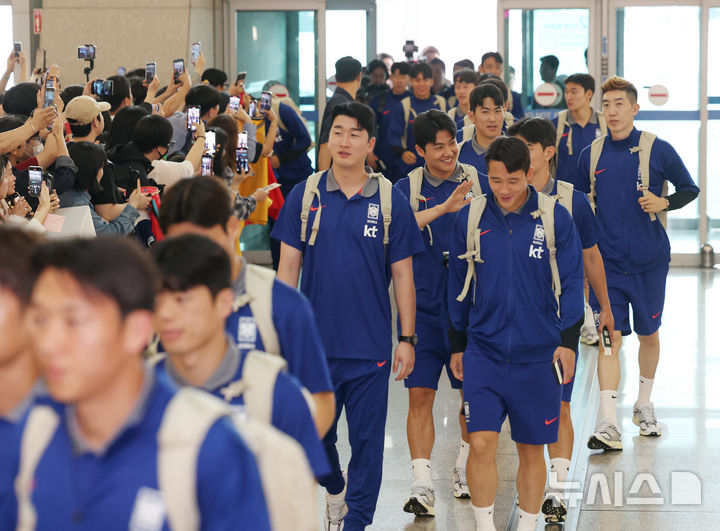 [인천공항=뉴시스] 김진아 기자 = 축구대표팀 선수들이 2026 국제축구연맹(FIFA) 북중미 월드컵 아시아 3차 예선을 치르기 위해 2일 인천국제공항에서 이라크로 출국하고 있다. 2025.06.02. bluesoda@newsis.com