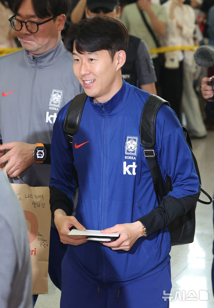 [인천공항=뉴시스] 김진아 기자 = 축구대표팀 손흥민이 2026 국제축구연맹(FIFA) 북중미 월드컵 아시아 3차 예선을 치르기 위해 2일 인천국제공항에서 이라크로 출국하고 있다. 2025.06.02. bluesoda@newsis.com