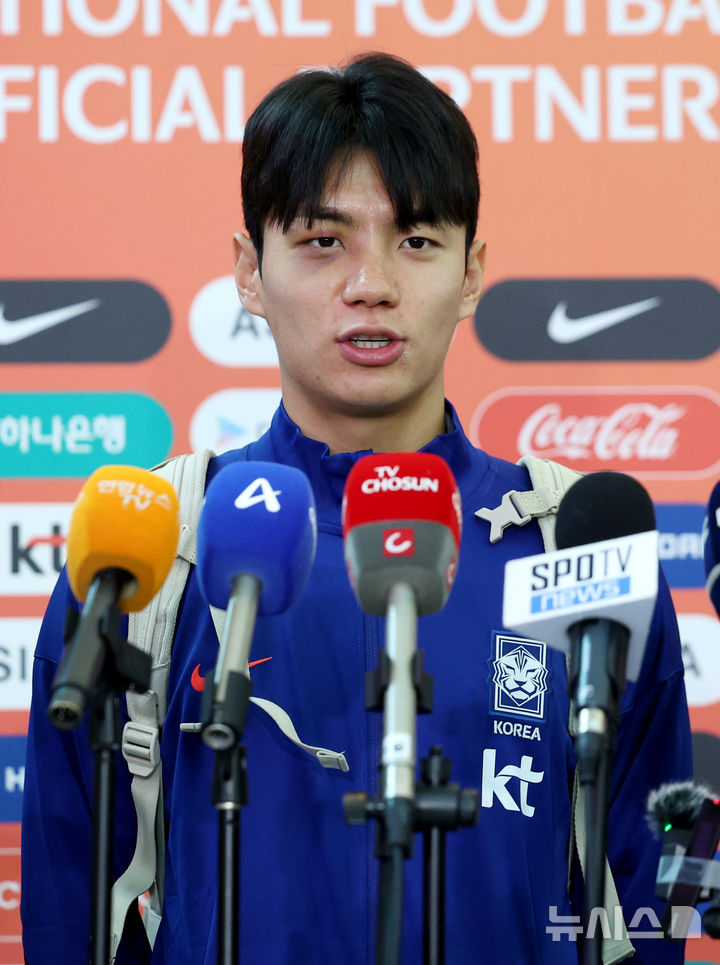 [인천공항=뉴시스] 김진아 기자 = 축구대표팀 전진우가 2026 국제축구연맹(FIFA) 북중미 월드컵 아시아 3차 예선을 치르기 위해 2일 인천국제공항에서 이라크로 출국하기 앞서 인터뷰를 하고 있다. 2025.06.02. bluesoda@newsis.com