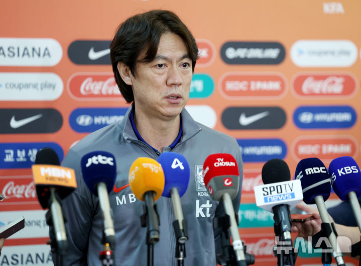 [인천공항=뉴시스] 김진아 기자 = 축구대표팀 홍명보 감독이 2026 국제축구연맹(FIFA) 북중미 월드컵 아시아 3차 예선을 치르기 위해 지난 2일 인천국제공항에서 이라크로 출국하기 앞서 인터뷰를 하고 있다. 2025.06.02. bluesoda@newsis.com