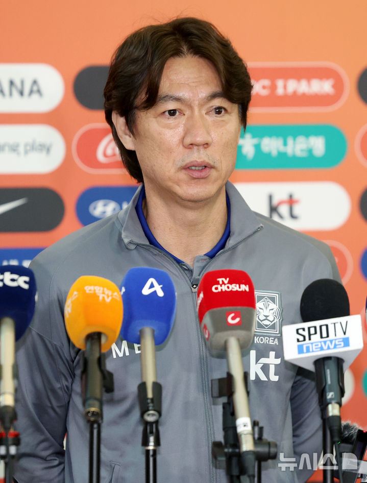 [인천공항=뉴시스] 김진아 기자 = 축구대표팀 홍명보 감독이 2026 국제축구연맹(FIFA) 북중미 월드컵 아시아 3차 예선을 치르기 위해 2일 인천국제공항에서 이라크로 출국하기 앞서 인터뷰를 하고 있다. 2025.06.02. bluesoda@newsis.com