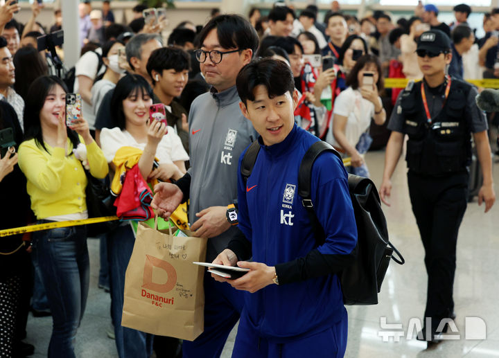 [인천공항=뉴시스] 김진아 기자 = 축구대표팀 손흥민이 2026 국제축구연맹(FIFA) 북중미 월드컵 아시아 3차 예선을 치르기 위해 2일 인천국제공항에서 이라크로 출국하고 있다. 2025.06.02. bluesoda@newsis.com