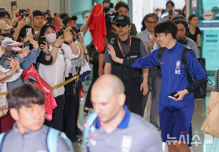 [인천공항=뉴시스] 김진아 기자 = 축구대표팀 손흥민이 2026 국제축구연맹(FIFA) 북중미 월드컵 아시아 3차 예선을 치르기 위해 2일 인천국제공항에서 이라크로 출국하고 있다. 2025.06.02. bluesoda@newsis.com
