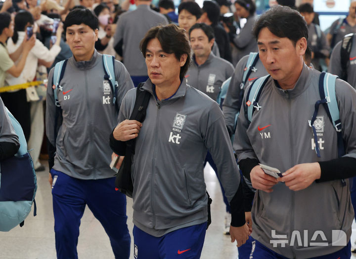[인천공항=뉴시스] 김진아 기자 = 축구대표팀 홍명보 감독이 2026 국제축구연맹(FIFA) 북중미 월드컵 아시아 3차 예선을 치르기 위해 2일 인천국제공항에서 이라크로 출국하고 있다. 2025.06.02. bluesoda@newsis.com