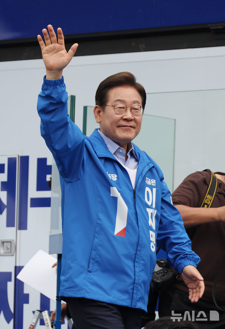 [서울=뉴시스] 고승민 기자 = 이재명 더불어민주당 대선 후보가 2일 서울 북서울꿈의숲 서문광장에서 유세를 마친 뒤 인사를 하고 있다. 2025.06.02. kkssmm99@newsis.com