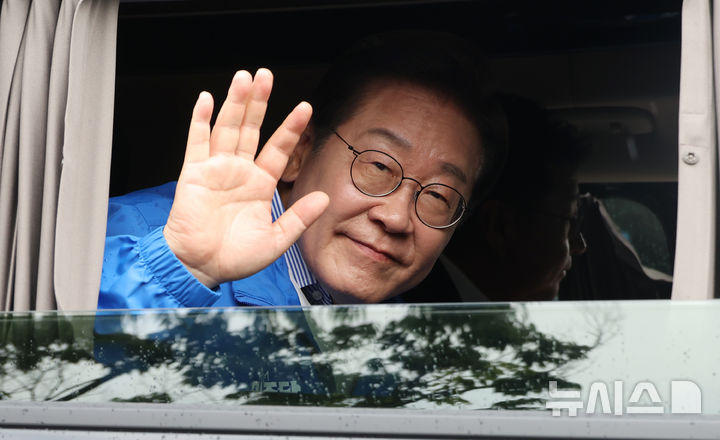 [서울=뉴시스] 고승민 기자 = 이재명 더불어민주당 대선 후보가 2일 서울 북서울꿈의숲 서문광장에서 유세를 마친 뒤 차량에 탑승해 인사하고 있다. 2025.06.02. kkssmm99@newsis.com