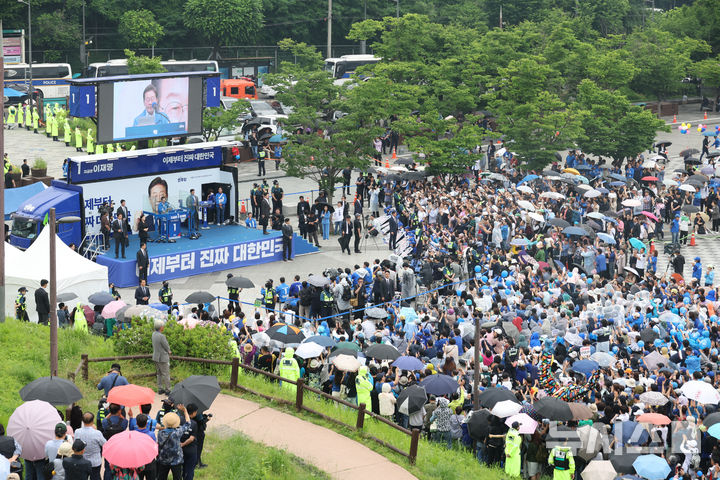 [서울=뉴시스] 고승민 기자 = 이재명 더불어민주당 대선 후보가 2일 서울 북서울꿈의숲 서문광장에서 유세를 하고 있다. 2025.06.02. kkssmm99@newsis.com