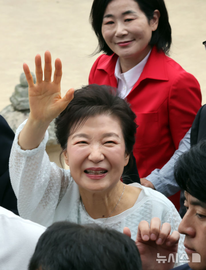 [부산=뉴시스] 하경민 기자 = 김문수 국민의힘 대선 후보의 지원에 나선 박근혜 전 대통령이 2일 부산 금정구 범어사를 방문, 불자들과 인사하고 있다. 2025.06.02. yulnetphoto@newsis.com