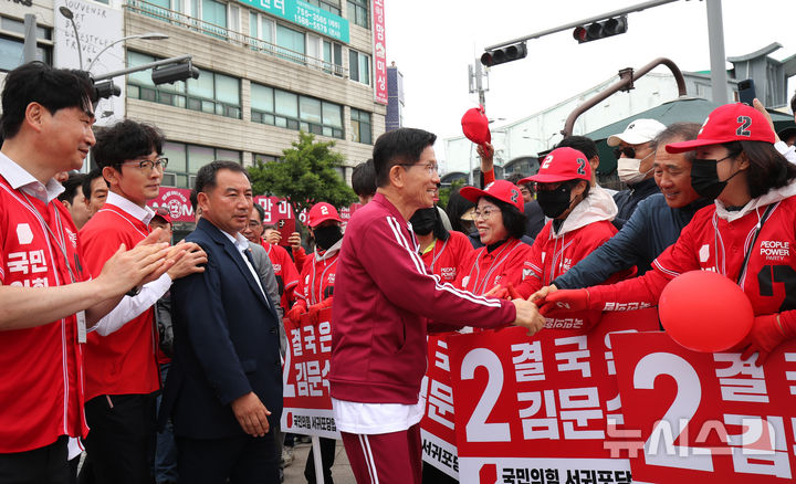 [제주=뉴시스] 우장호 기자 = 김문수 국민의힘 대선 후보가 2일 오전 제주시 일도일동 동문로터리에서 열린 유세에서 연설을 하고 있다. (제주도사진기자회) 2025.06.02. woo1223@newsis.com