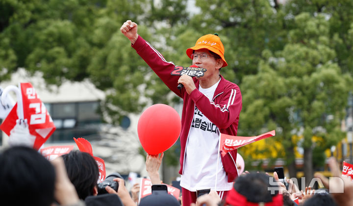 [제주=뉴시스] 우장호 기자 = 김문수 국민의힘 대선 후보가 2일 오전 제주시 일도일동 동문로터리에서 열린 유세에서 연설을 하고 있다. (제주도사진기자회) 2025.06.02. woo1223@newsis.com