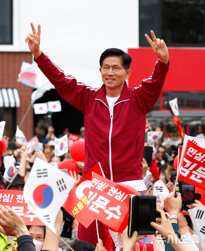 [제주=뉴시스] 우장호 기자 = 김문수 국민의힘 대선 후보가 2일 오전 제주시 일도일동 동문로터리에서 열린 유세에서 연설을 하고 있다. (제주도사진기자회) 2025.06.02. woo1223@newsis.com