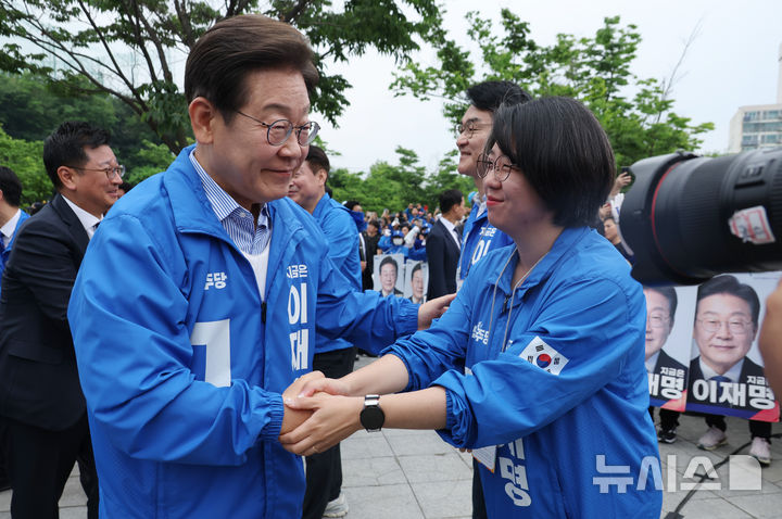 [서울=뉴시스] 고승민 기자 = 이재명 더불어민주당 대선 후보가 2일 서울 북서울꿈의숲 서문광장에서 유세를 하기 전 용혜인 공동선대위원장(기본소득당 대표)와 인사를 하고 있다. 2025.06.02. kkssmm99@newsis.com
