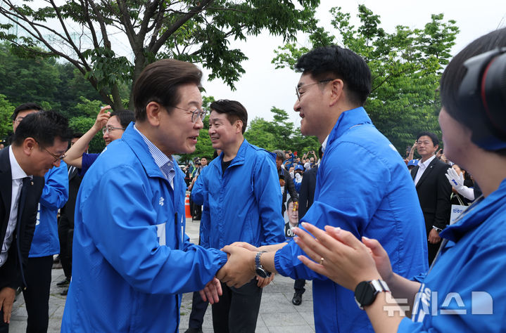 [서울=뉴시스] 고승민 기자 = 이재명 더불어민주당 대선 후보가 2일 서울 북서울꿈의숲 서문광장에서 유세를 하기 전 박용진 전 의원(민주 사람사는세상 국민통합위원장)과 인사를 하고 있다. 2025.06.02. kkssmm99@newsis.com