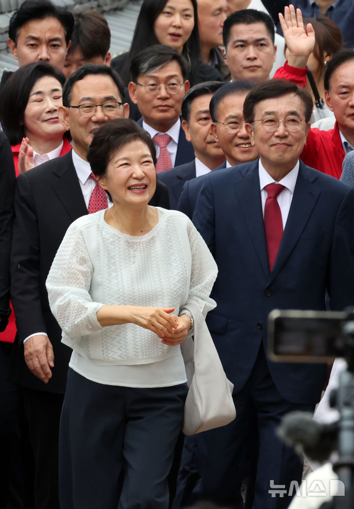 [부산=뉴시스] 하경민 기자 = 김문수 국민의힘 대선 후보의 지원에 나선 박근혜 전 대통령이 2일 부산 금정구 범어사를 방문, 대웅전으로 이동하고 있다. 2025.06.02. yulnetphoto@newsis.com