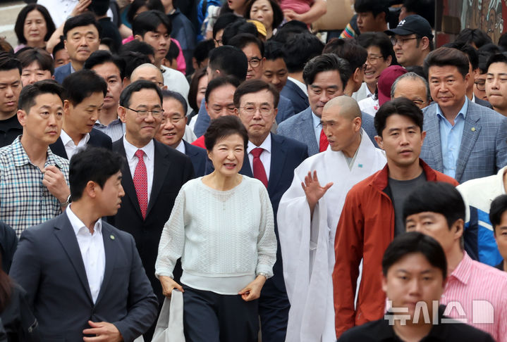 [부산=뉴시스] 하경민 기자 = 김문수 국민의힘 대선 후보의 지원에 나선 박근혜 전 대통령이 2일 부산 금정구 범어사를 방문, 대웅전으로 이동하고 있다.&nbsp; 2025.06.02. yulnetphoto@newsis.com