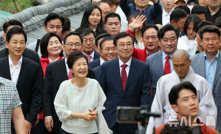[부산=뉴시스] 하경민 기자 = 김문수 국민의힘 대선 후보의 지원에 나선 박근혜 전 대통령이 2일 부산 금정구 범어사를 방문, 대웅전으로 이동하고 있다. 2025.06.02. yulnetphoto@newsis.com