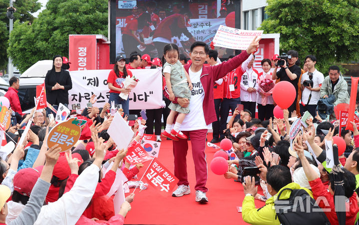 [제주=뉴시스] 우장호 기자 = 김문수 국민의힘 대선 후보가 2일 오전 제주시 일도일동 동문로터리에서 열린 유세에서 연설을 하고 있다. (제주도사진기자회) 2025.06.02. woo1223@newsis.com