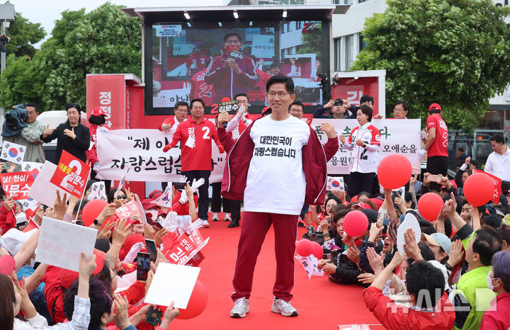 [제주=뉴시스] 우장호 기자 = 김문수 국민의힘 대선 후보가 2일 오전 제주시 일도일동 동문로터리에서 열린 유세에서 연설 전 점퍼를 벗어보이고 있다. (제주도사진기자회) 2025.06.02. woo1223@newsis.com