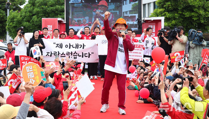 [제주=뉴시스] 우장호 기자 = 김문수 국민의힘 대선 후보가 2일 오전 제주시 일도일동 동문로터리에서 열린 유세에서 연설을 하고 있다. (제주도사진기자회) 2025.06.02. woo1223@newsis.com