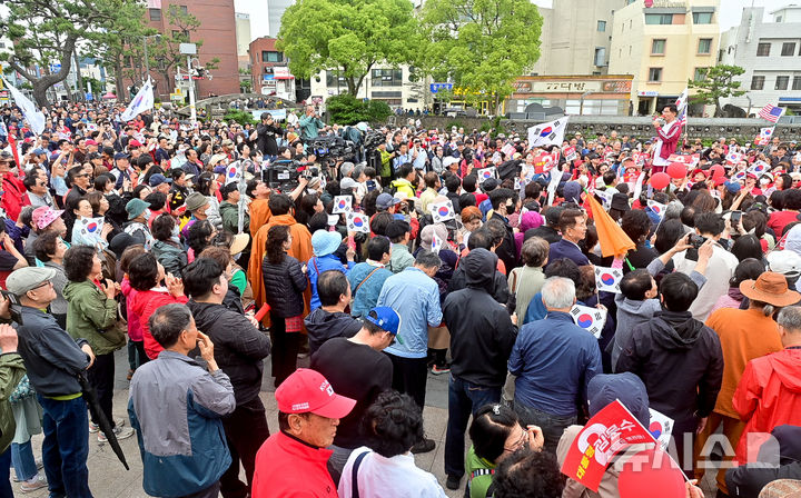 [제주=뉴시스] 우장호 기자 = 김문수 국민의힘 대선 후보가 2일 오전 제주시 일도일동 동문로터리에서 열린 유세에서 연설을 하고 있다. (제주도사진기자회) 2025.06.02. woo1223@newsis.com