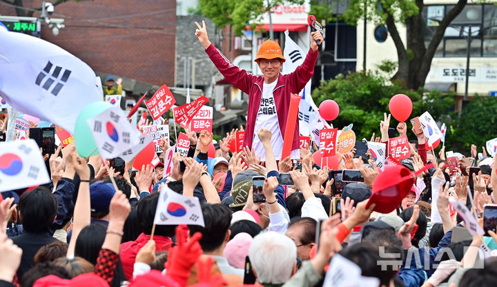 [제주=뉴시스] 우장호 기자 = 김문수 국민의힘 대선 후보가 2일 오전 제주시 일도일동 동문로터리에서 열린 유세에서 연설을 하고 있다. (제주도사진기자회) 2025.06.02. woo1223@newsis.com